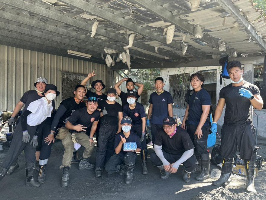 獨/北市警義消不只當「鏟子超人」　下秒化身「除蜂窩超人」
