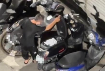 影/單車男夜巡機車置物箱「一個一個摸」！　偷竊行徑全都錄