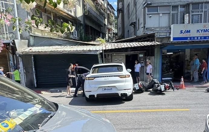 北市保時捷暴衝人行道撞7車　駕駛：為了閃狗！