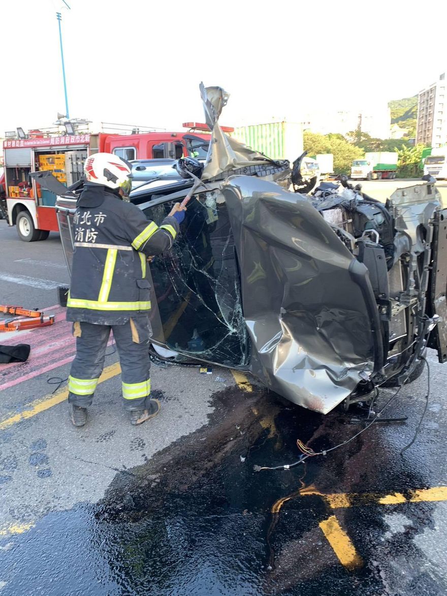 台北港轎車高速逆向撞4車　單車騎士傷重不治