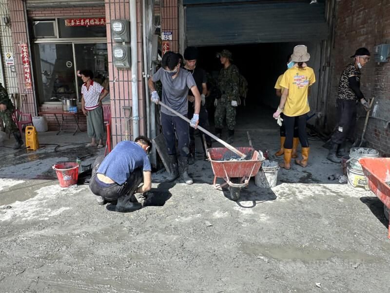 救災地塵土飛揚藏多種病菌！專家籲：鏟子超人務必戴口罩