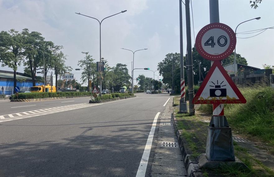 高楠公路樹後抓超速惹民怨！　楠梓警：有擺放取締標誌