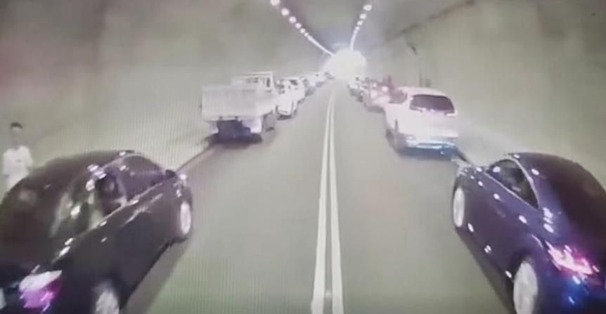 國道火燒車消防車趕現場　隧道內「摩西分海」壯觀畫面曝