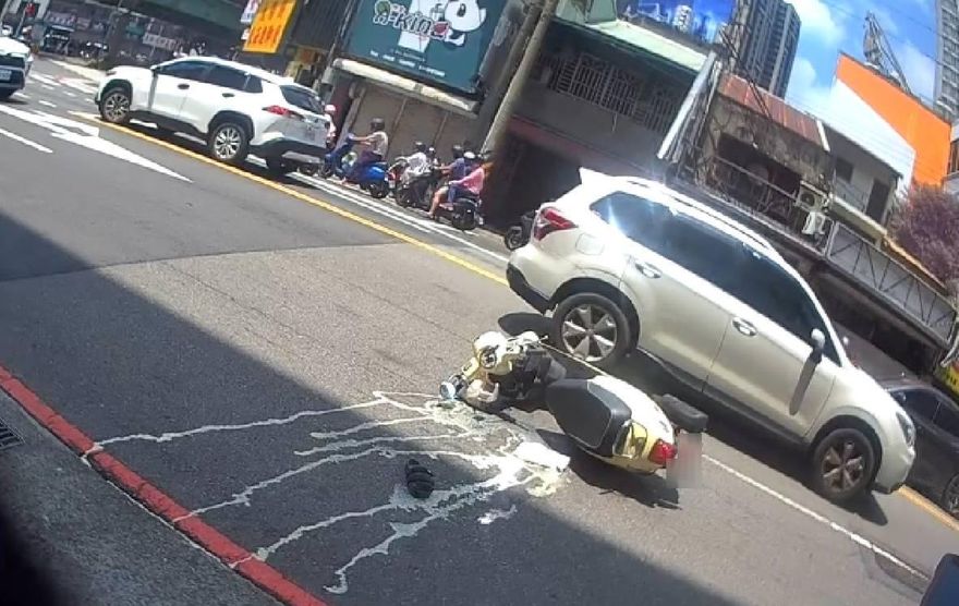 影/台中通緝犯買奶茶遇警　「拒檢撞逃」道歉23次也沒用