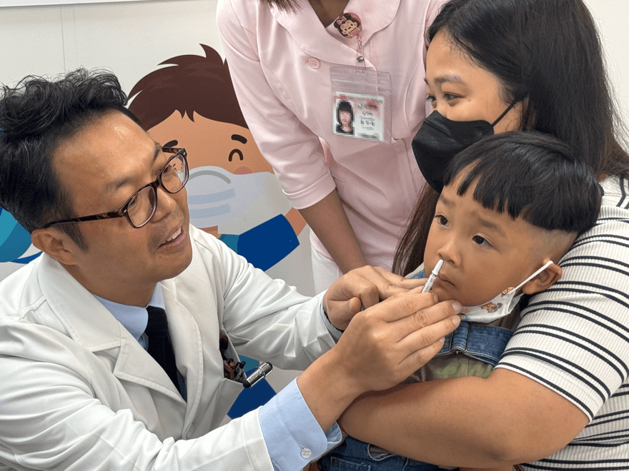 小孩最怕打針？北醫推「鼻噴式流感疫苗」自費1800元