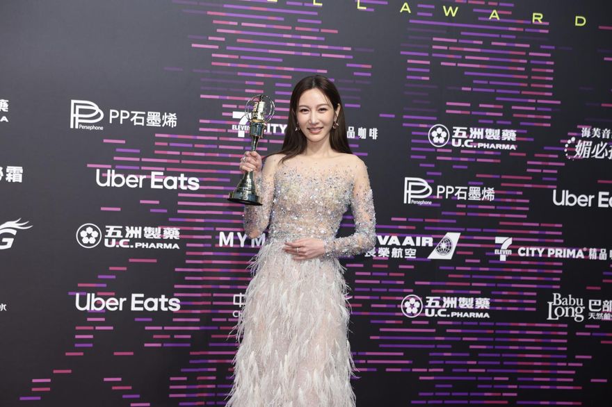 金鐘60/擊敗鍾欣凌！曾莞婷熬27年首得獎淚灑獎台　謝天上父親