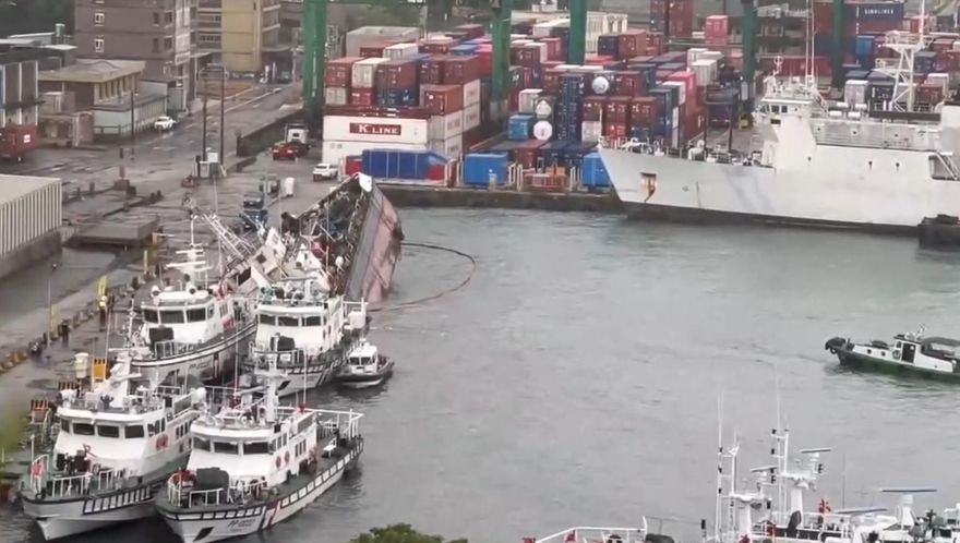 影/基隆港出事了！油駁船傾斜翹尾　港務局急拉攔油索