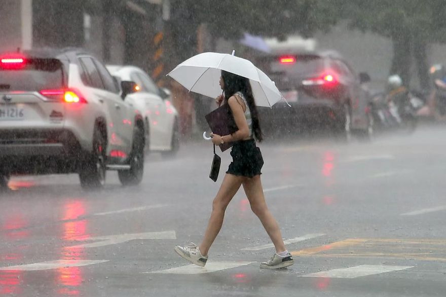 超大豪雨猛轟屏東、台東！11縣市豪大雨下到晚上