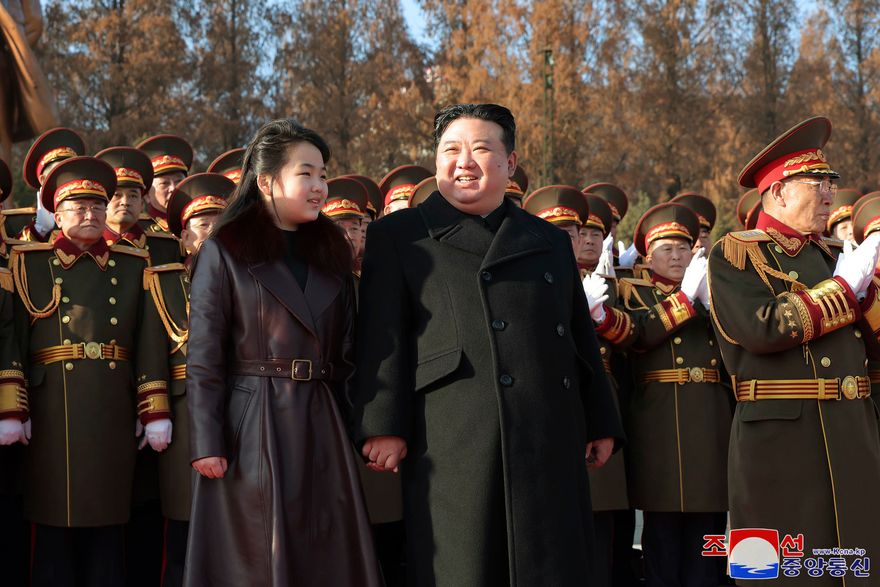 金正恩攜愛女亮相建軍節慶祝活動　重申南韓「傀儡」為「永遠的主敵」
