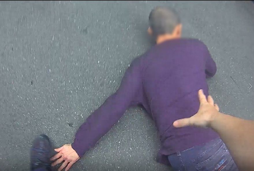 快訊/新北男忿與姊吵架！亮雙刀街頭晃　6警拔槍成功壓制
