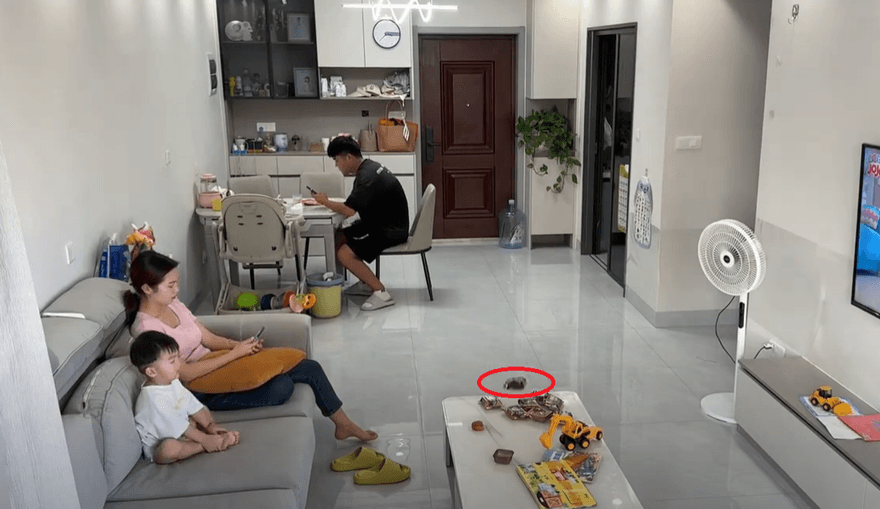 影/過程全都錄！月餅擺桌上突「呼叫器式炸開」爆巨響…孩子當場嚇哭