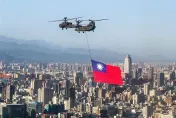 國慶半兵力預演　直升機懸巨幅國旗通過總統府上空