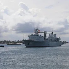 陸海軍護航編隊結束「馬達加斯加之行」　逾300官民齊聚港口相送
