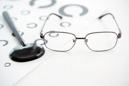戴藍光眼鏡可防3C光害？食藥署曝「1關鍵」減少使用3C時間最重要