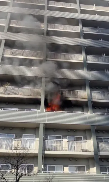 影/東京39層公寓突發火警！濃煙狂竄1小時才撲滅　2民眾受困陽台獲救